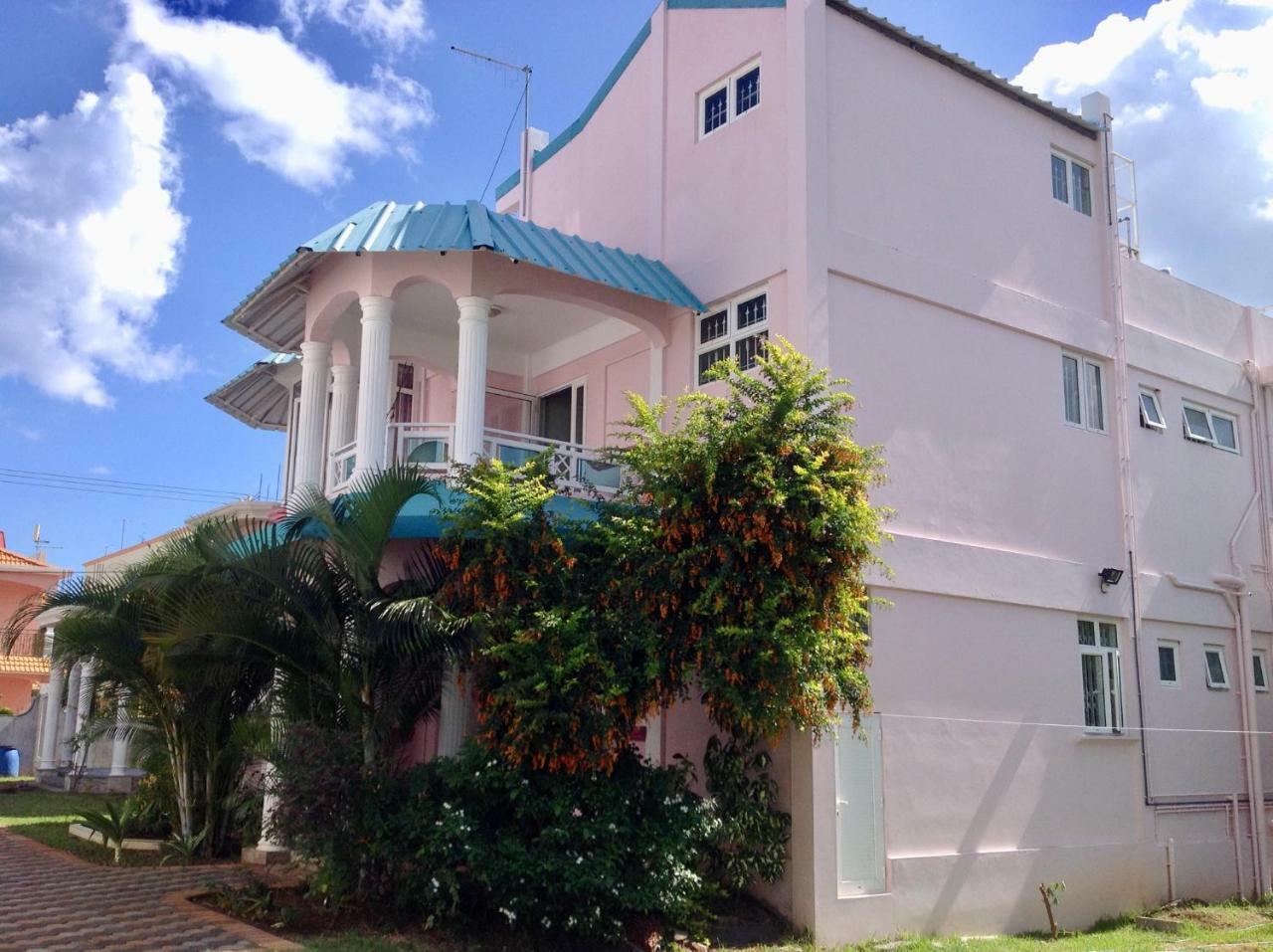 Fayruz Villa Is A 3 Bedroom, 3 Bathroom Detached House With Ac And Swimming Pool 5 Minutes Walk From Flic En Flac Public Beach ภายนอก รูปภาพ