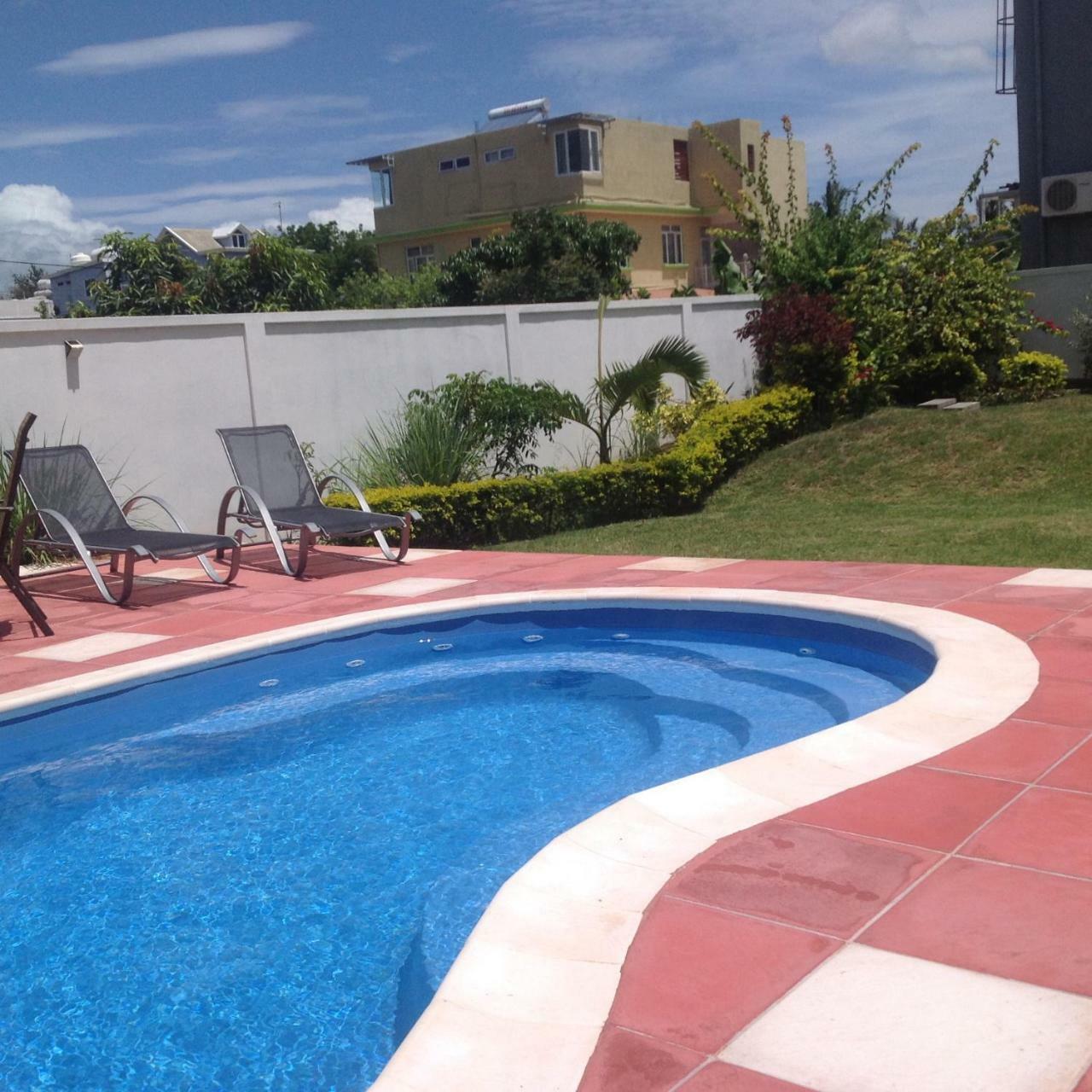 Fayruz Villa Is A 3 Bedroom, 3 Bathroom Detached House With Ac And Swimming Pool 5 Minutes Walk From Flic En Flac Public Beach ภายนอก รูปภาพ