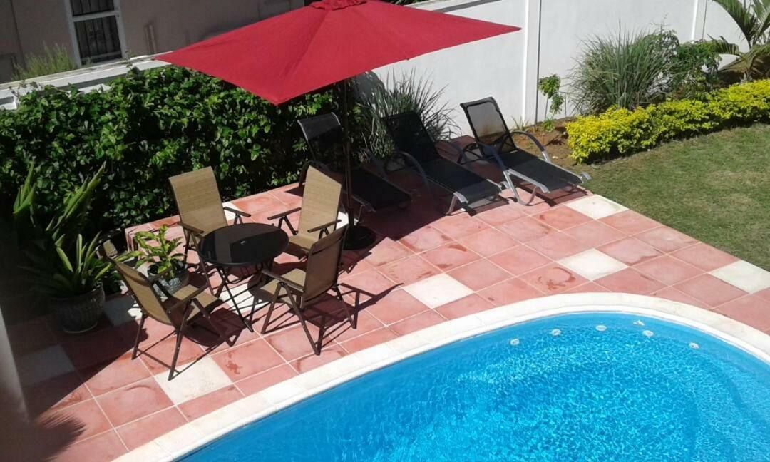 Fayruz Villa Is A 3 Bedroom, 3 Bathroom Detached House With Ac And Swimming Pool 5 Minutes Walk From Flic En Flac Public Beach ภายนอก รูปภาพ