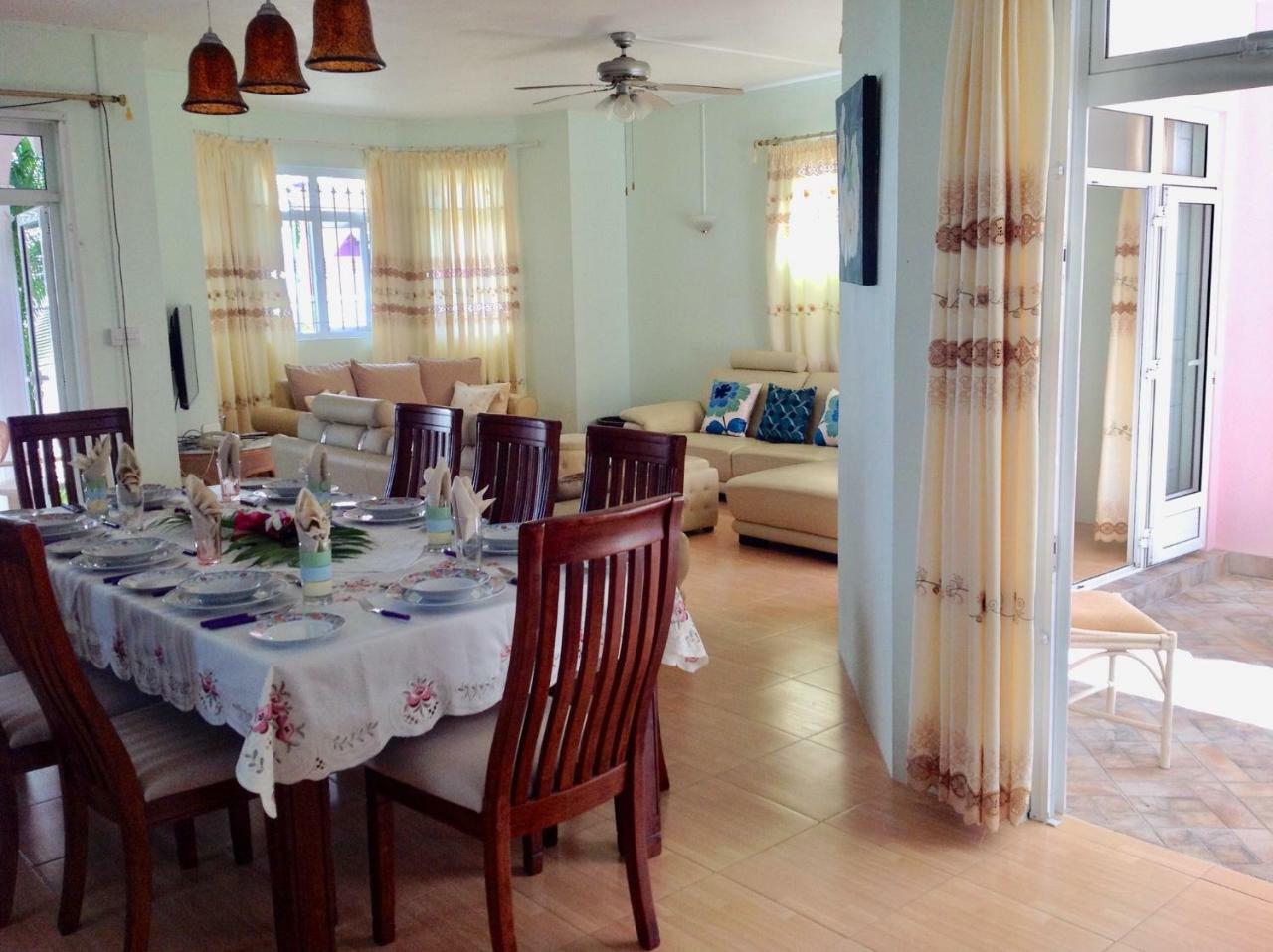 Fayruz Villa Is A 3 Bedroom, 3 Bathroom Detached House With Ac And Swimming Pool 5 Minutes Walk From Flic En Flac Public Beach ภายนอก รูปภาพ