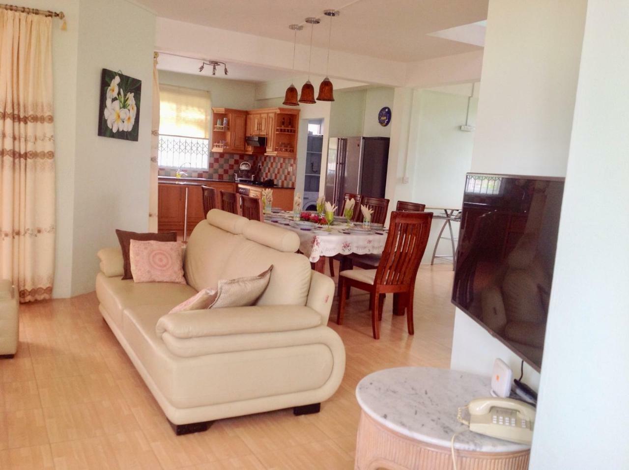 Fayruz Villa Is A 3 Bedroom, 3 Bathroom Detached House With Ac And Swimming Pool 5 Minutes Walk From Flic En Flac Public Beach ภายนอก รูปภาพ